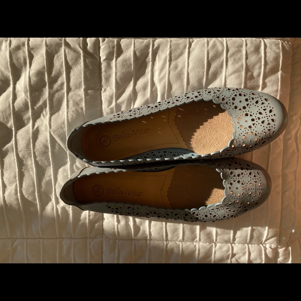 BELLA VITA flats blue mock lace sandals